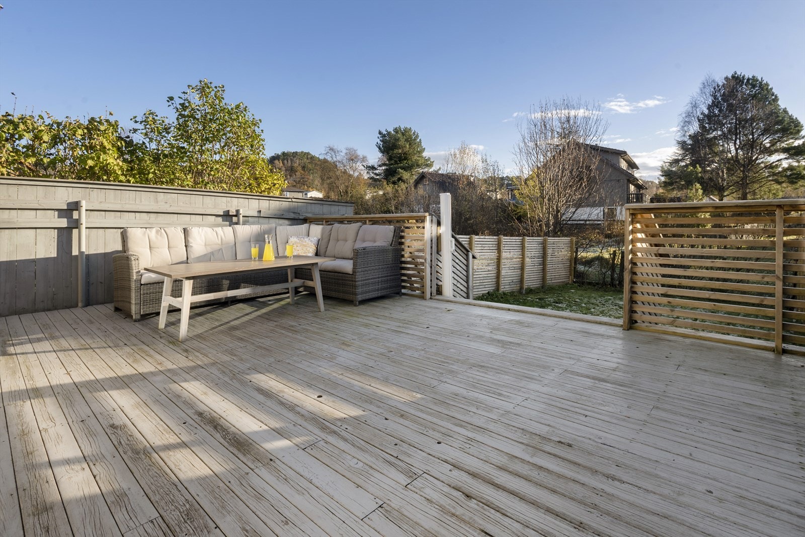 Fra terrasse har du tilkomst til romslig utvendig bod i mot øst, samt trapp til hageareal. Galleribilde