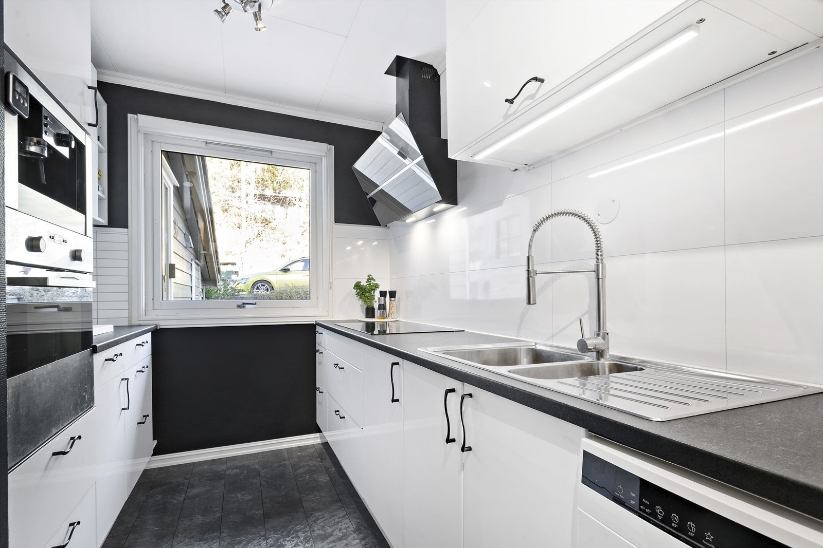 Boligen har parallell kjøkken hvor du får godt med kjøkkenskap og benkeplass på to vegger ovenfor hverandre. Galleribilde