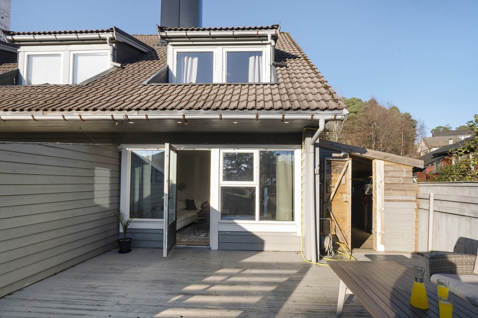 Til belysning er det montert spotlight i takutstikk ved terrasse og inngangsparti som er videre tilkoblet trådløs bryter Galleribilde