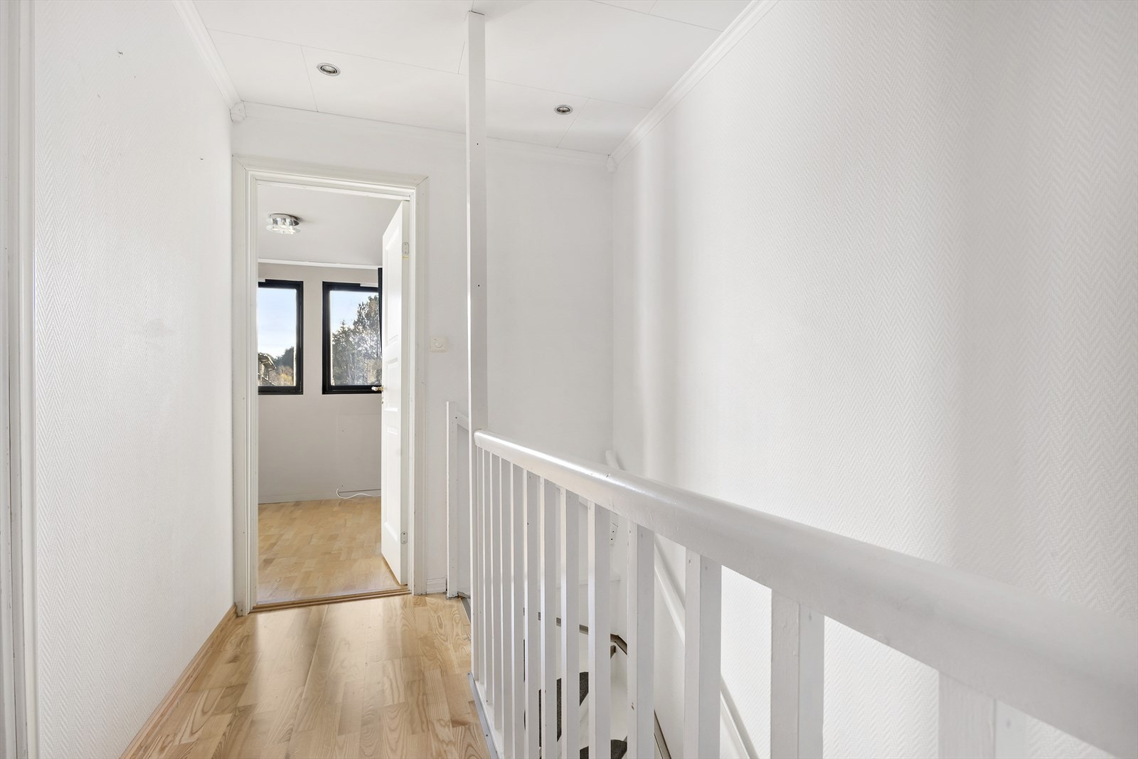 For oppbevaring er det 2 stk utvendige boder ( 3 m² / 12 m²) og innvendig bod ( 3 m² ). I trapperom (avbildet) er det luke i himling til kaldloft (13m²). Loftet har en relativt god takhøyde som gir mange muligheter for ulike oppbevaringsløsninger. Galleribilde