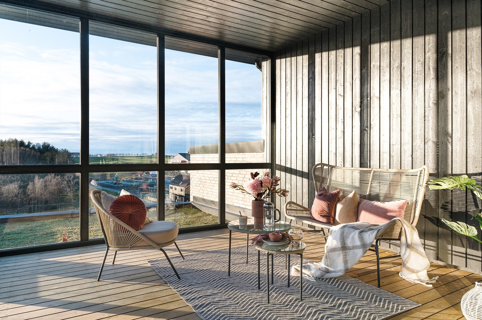 Nydelig utsikt over Kleppeloen, og med gode solforhold (Bildet er hentet fra tilsvarende leilighet og ment som illustrasjon) Galleribilde