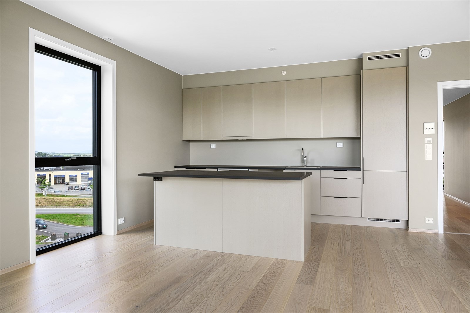 Moderne kjøkken levert av Bjerks trevare - kjøkkenet har god skap- skuffe, og benkeplass. Klargjort til integrerte hvitevarer Galleribilde