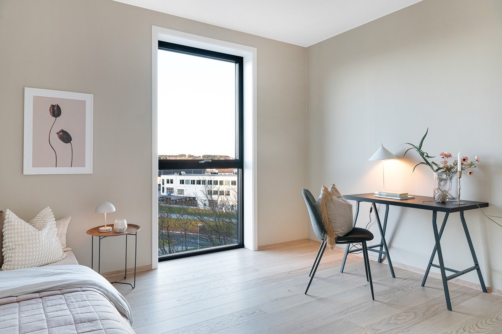 Soverom 2 - god størrelse og kan brukes til soverom, kontor, hobbyrom mm. (Bildet er hentet fra tilsvarende leilighet og ment som illustrasjon) Galleribilde