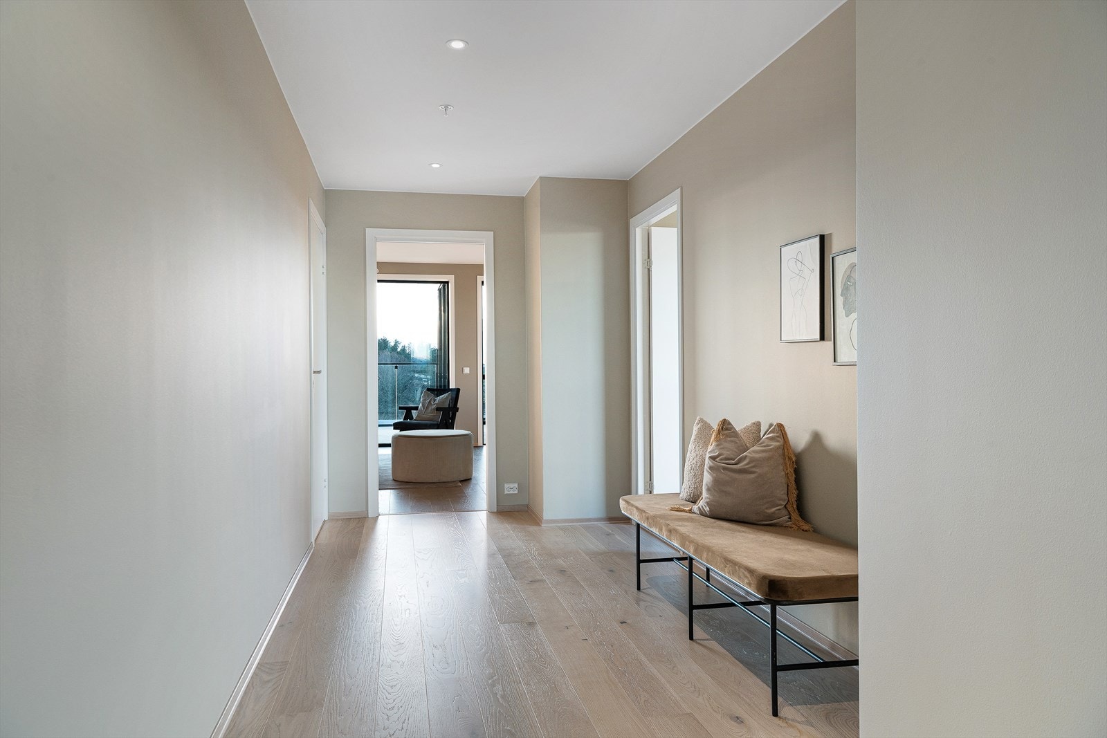 Romslig entré/gang med plass til skyvedørergarderobe for oppbevaring av yttertøy og sko (Bildet er hentet fra tilsvarende leilighet og ment som illustrasjon) Galleribilde