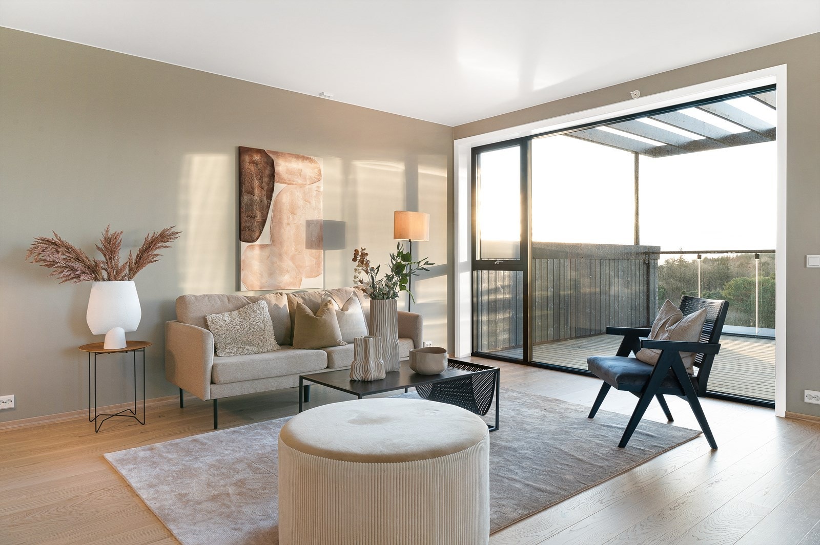 Stue med god takhøyde - vannbåren gulvvarme (fjernverme i gulv) (Bildet er hentet fra tilsvarende leilighet og ment som illustrasjon) Galleribilde