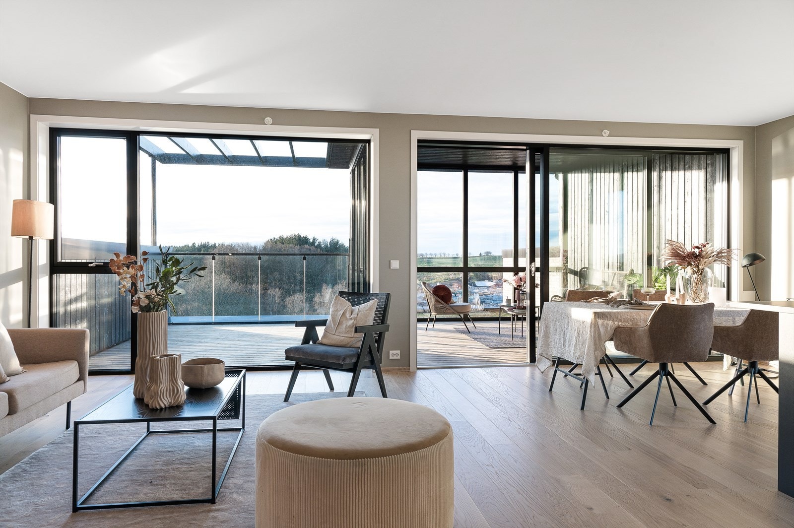 Lys og luftig stue med utgang til inneglasset terrasse og videre til terrasse (Bildet er hentet fra tilsvarende leilighet og ment som illustrasjon) Galleribilde