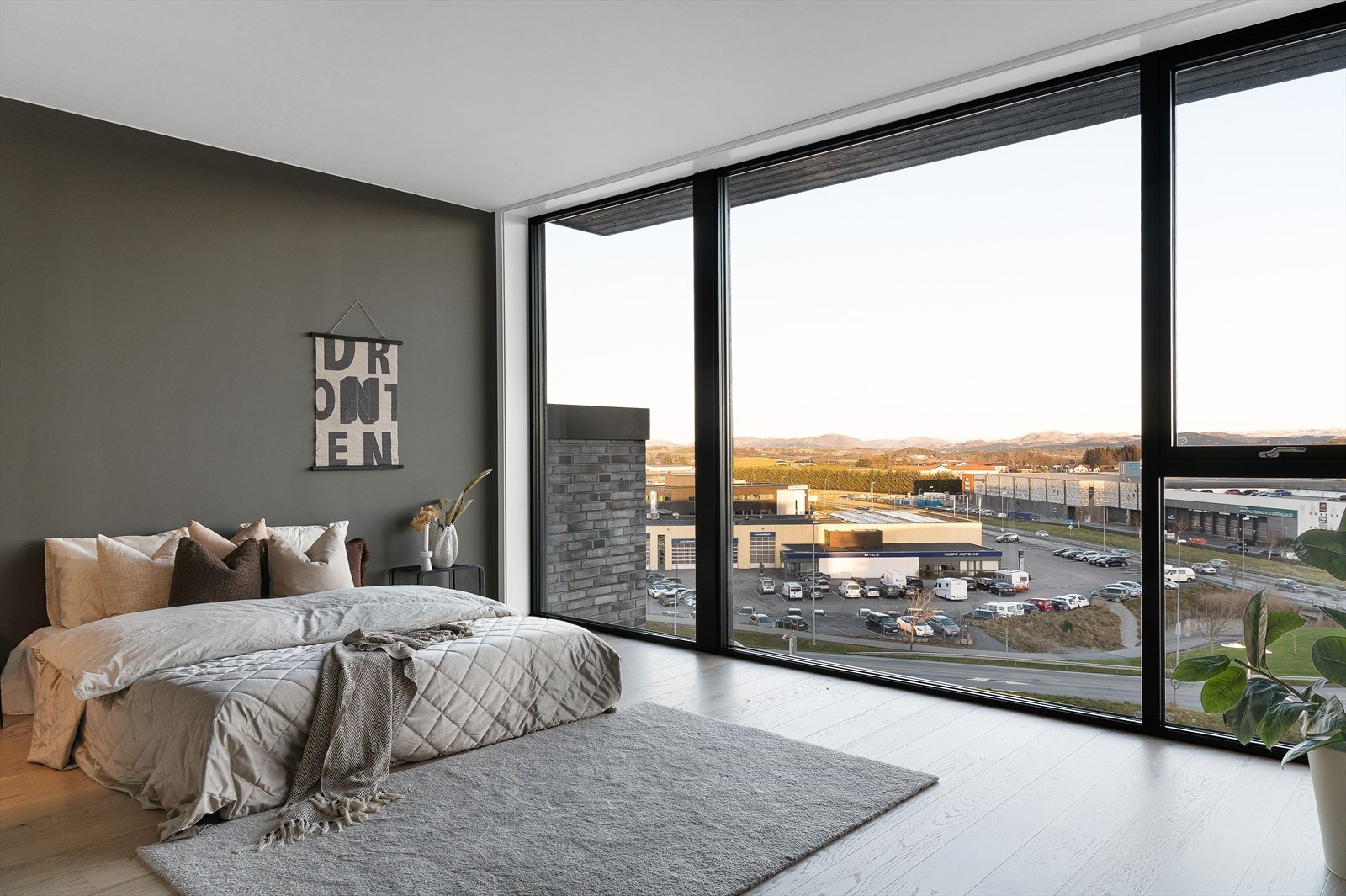 Hovedsoverom med meget god størrelse - utsikt mot Jærhagen og Dalsnuten - Rommet har tilgang til privat bad (Bildet er hentet fra tilsvarende leilighet og ment som illustrasjon) Galleribilde