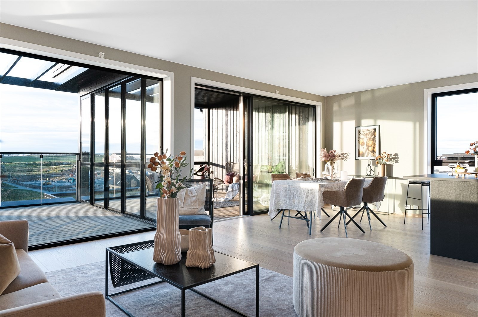 Gode mølberingsmuligheter med naturlig plass til spisebord og sittegrupper (Bildet er hentet fra tilsvarende leilighet og ment som illustrasjon) Galleribilde