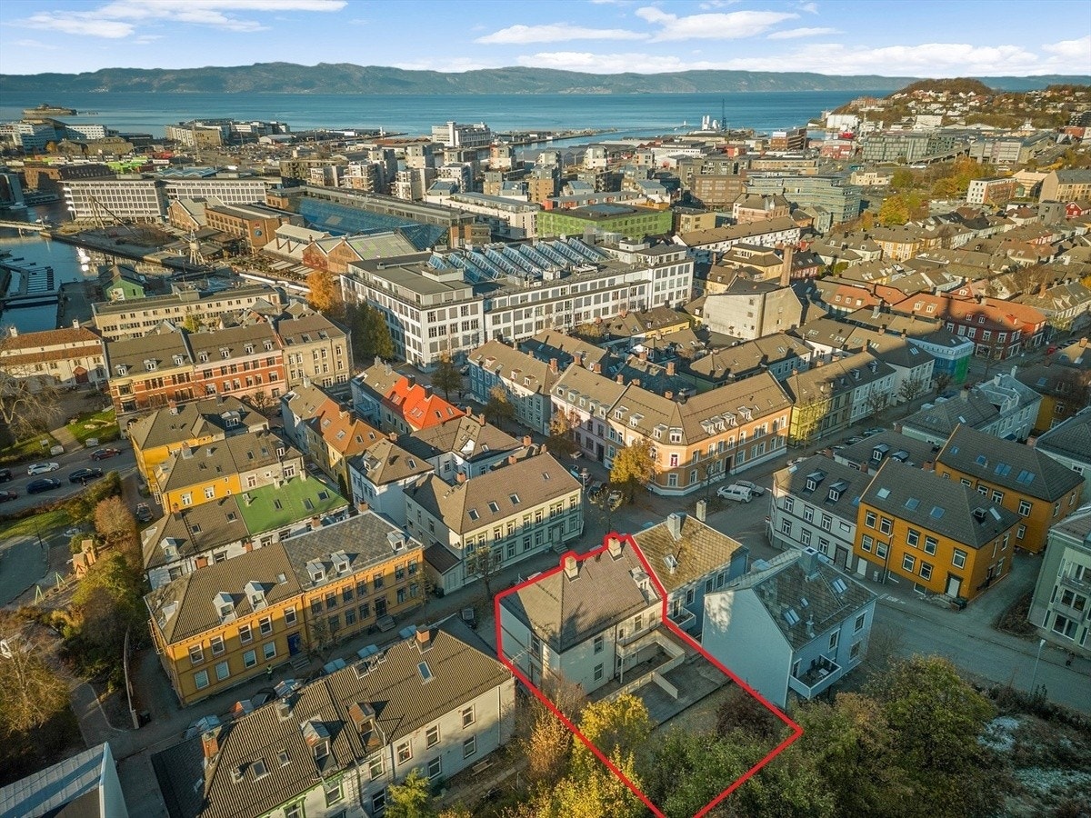 Sentral beliggenhet med unik tilgang på tilhørende hage. Galleribilde