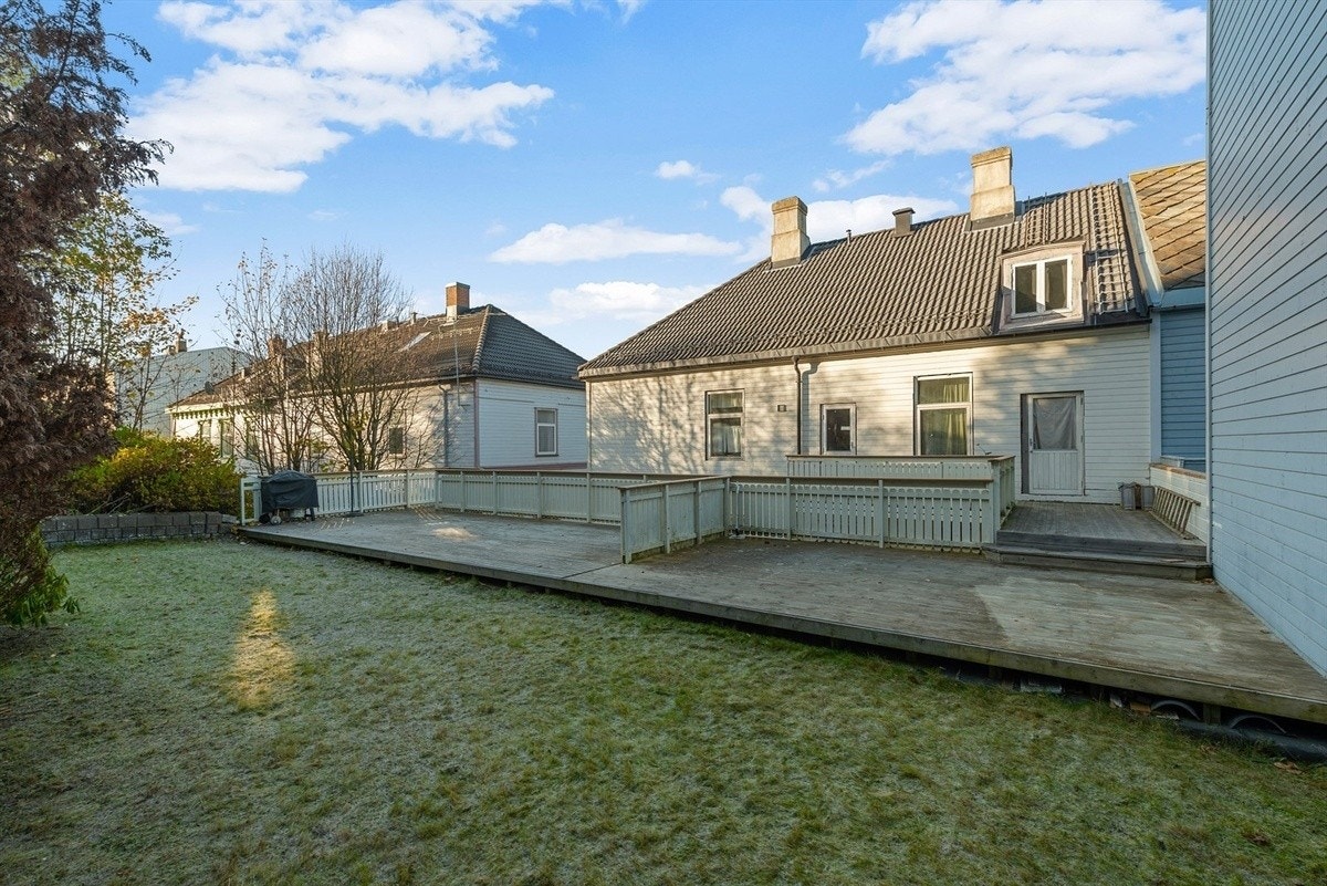 Tilgang til uteområde med plen og platt. Galleribilde