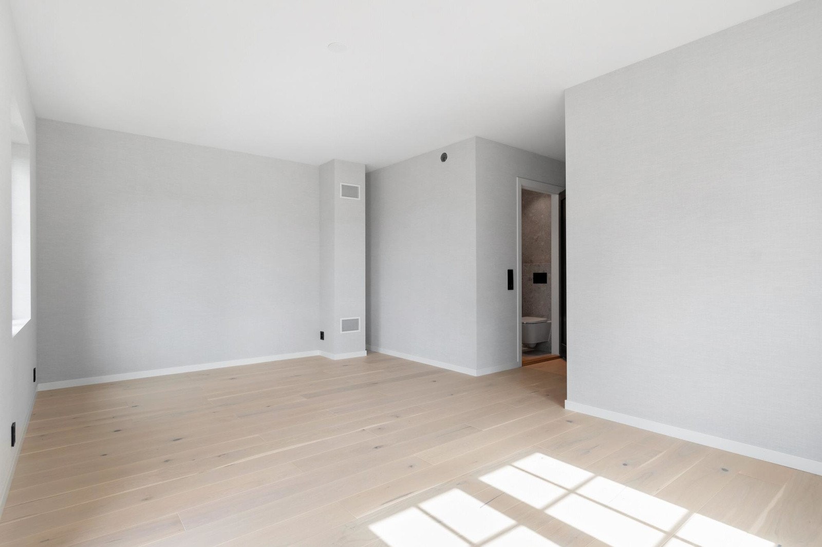 Rom i kjeller som er byggemeldt bod.Det er opplegg for vann og sluk i vegg mot badet. Rom ikke godkjent varig opphold. Galleribilde