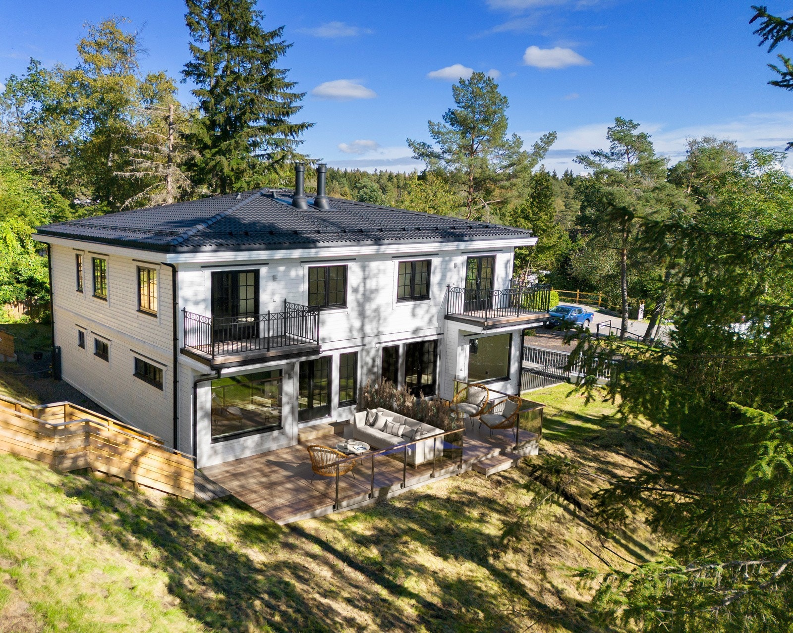 Boligene har ekslusiv bruksrett til deler av hagen for boligen. Terrasse og møbler er illustrasjoner. Avvik vil forekomme. Galleribilde