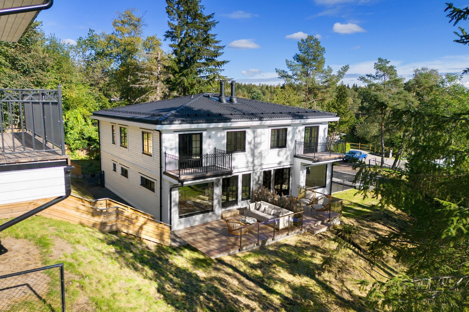 Boligene har ekslusiv bruksrett til deler av hagen for boligen. Terrasse og møbler er illustrasjoner. Avvik vil forekomme Galleribilde