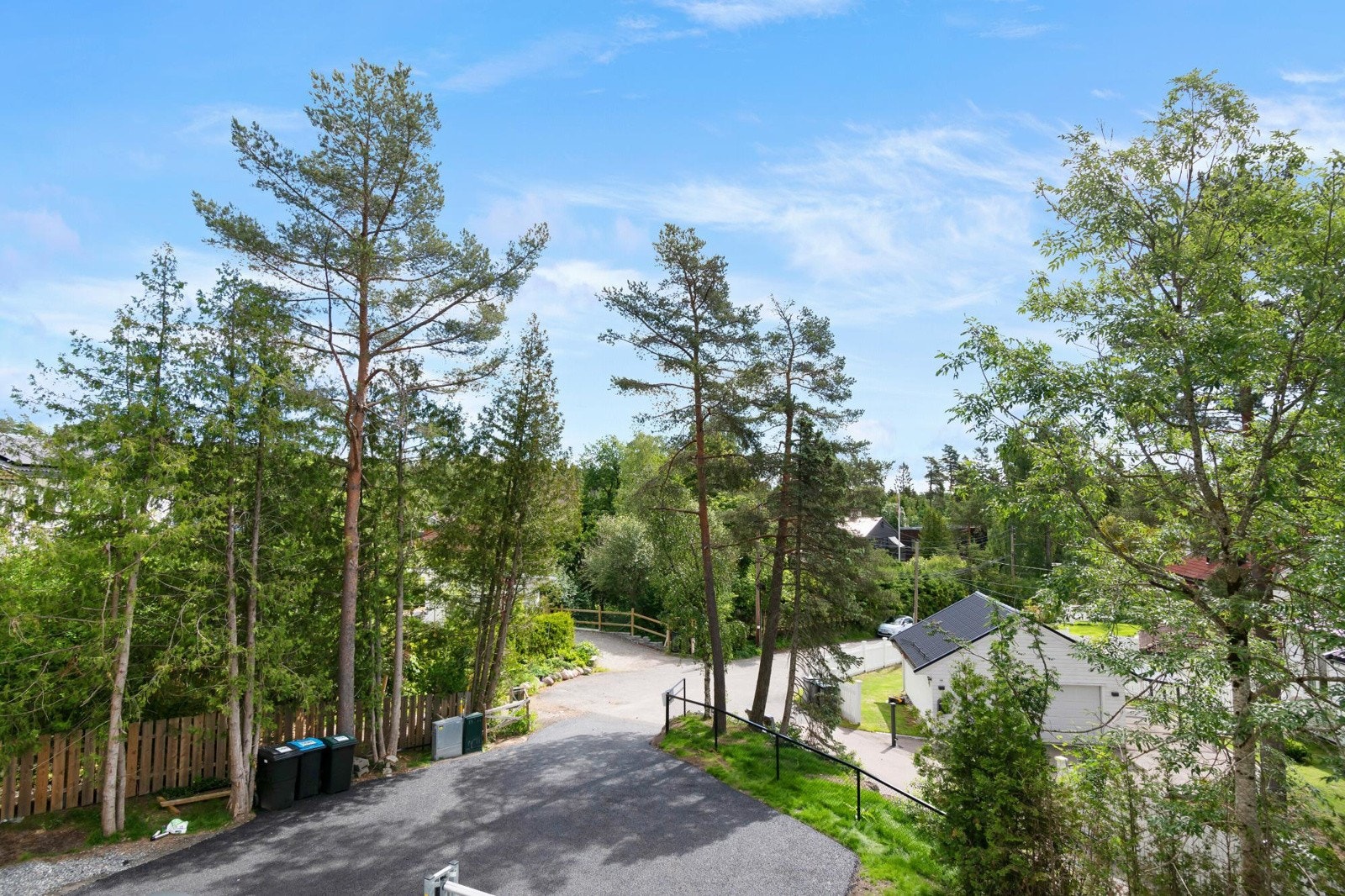 Utsyn fra hovedsoverommet mot Trosterudstien. Galleribilde