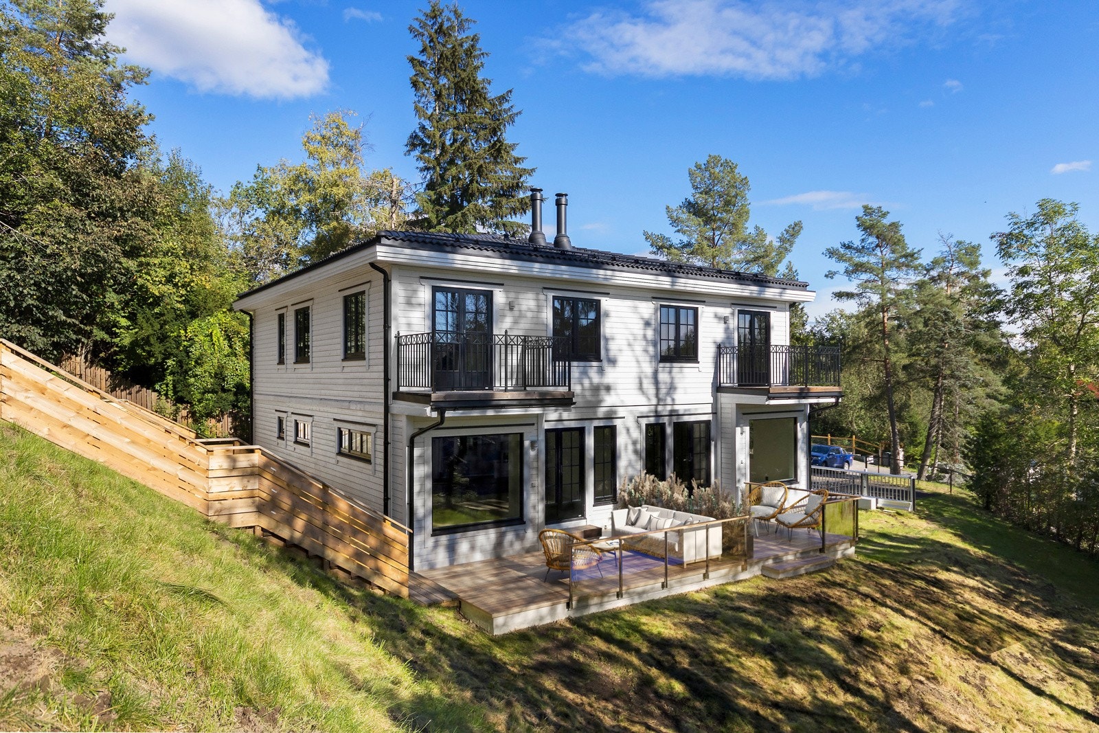 Boligene har ekslusiv bruksrett til deler av hagen for boligen. Terrasse og møbler er illustrasjoner. Avvik vil forekomme Galleribilde