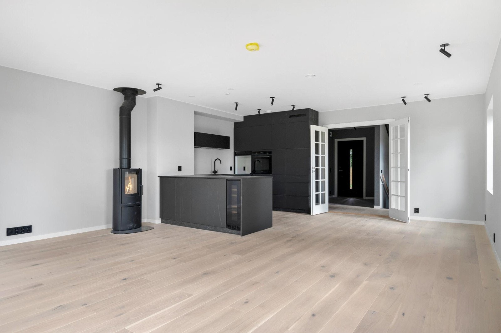 Flott peisovn og kjøkken fra Kvik. Galleribilde