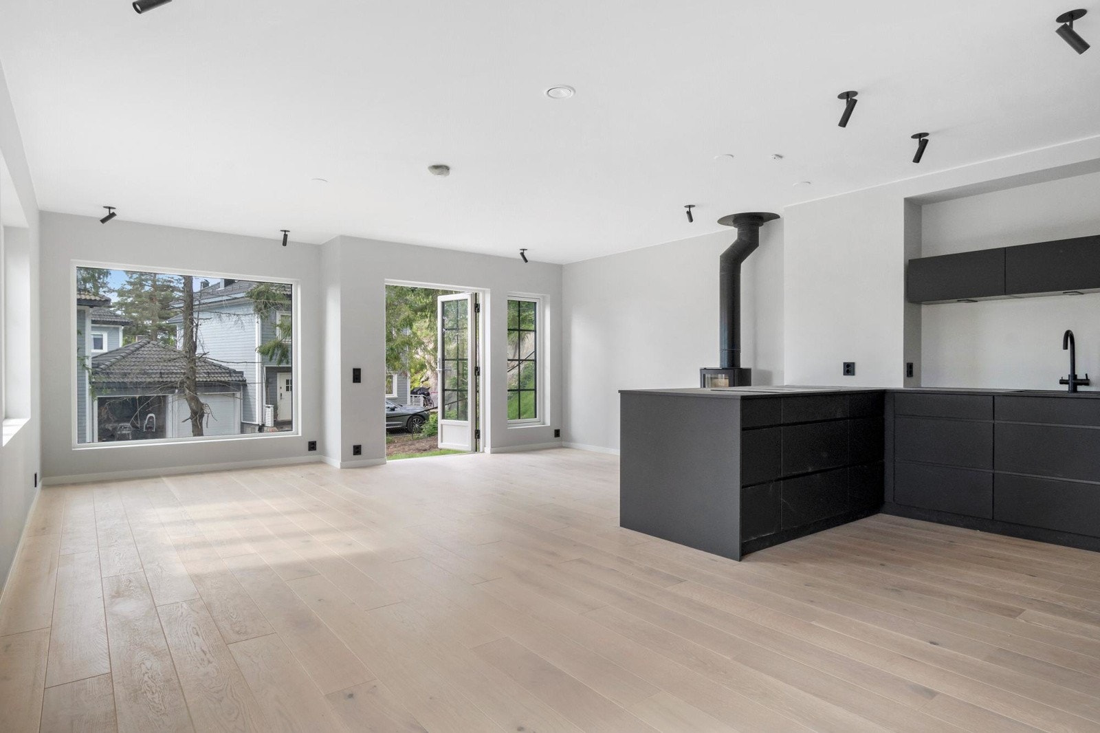 Stue med plass til spisestue og salong. Galleribilde