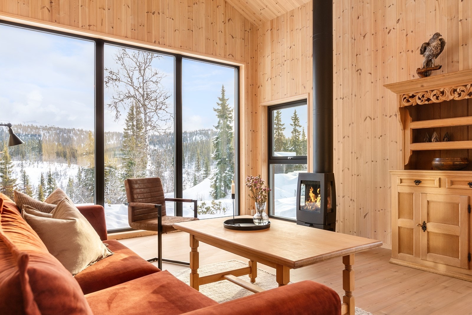 Stuen gir deg følelsen av å sitte ute, og den rause takhøyden gir en god og luftig romfølelse. Galleribilde