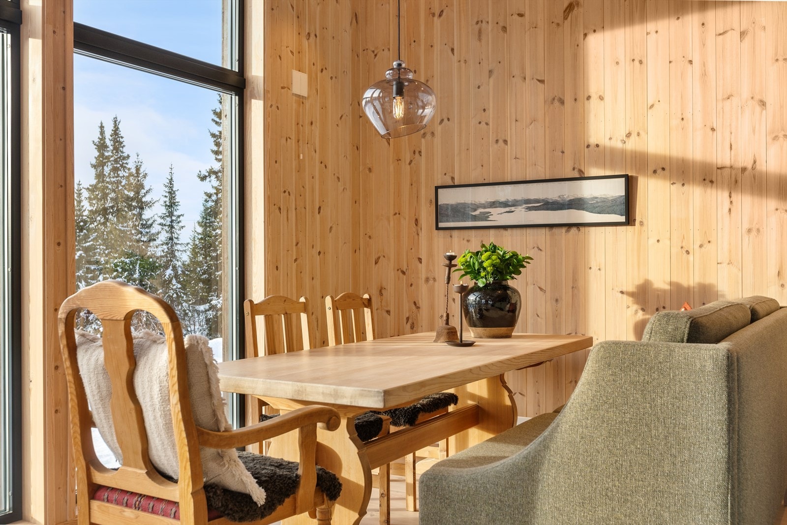 Hyggelig og lys spisekrok med god plass for små og store lag. Galleribilde