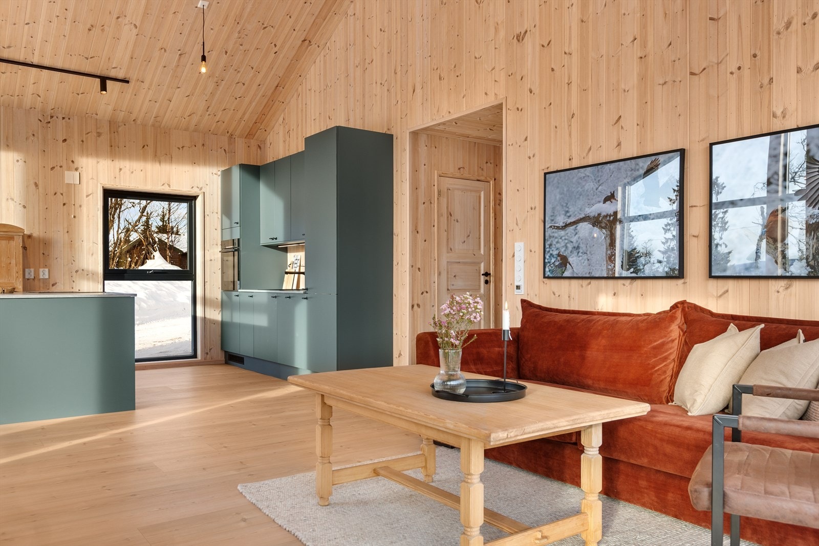 Moderne kjøkkeninnredning fra Designa med en praktisk øy. Galleribilde
