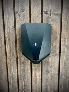 Elbil lader Easee charge er montert, ladeboksen har Bluetooth kontroll som sikrer pålitelig tilkobling, den har avanserte, smarte sikkerhetsfunksjoner som gjør ladingen trygg og enkel. Galleribilde