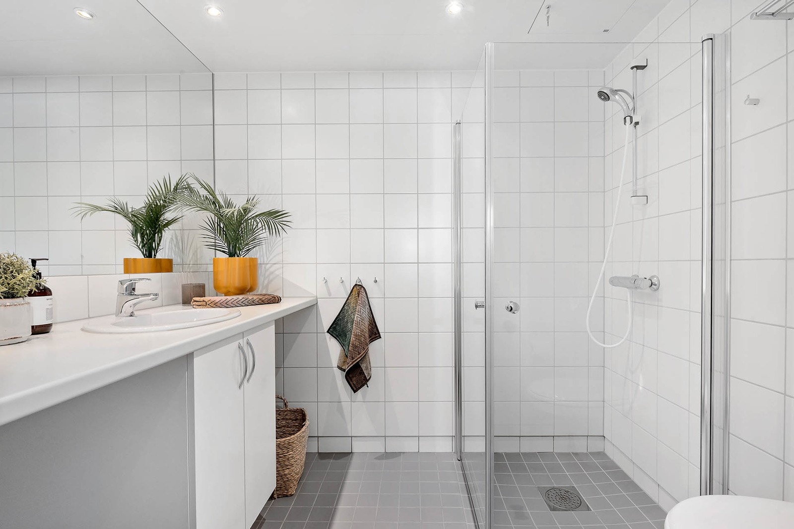 Flislagt bad med gulvvarme og downlights. Innsvingbare dusjdører Galleribilde