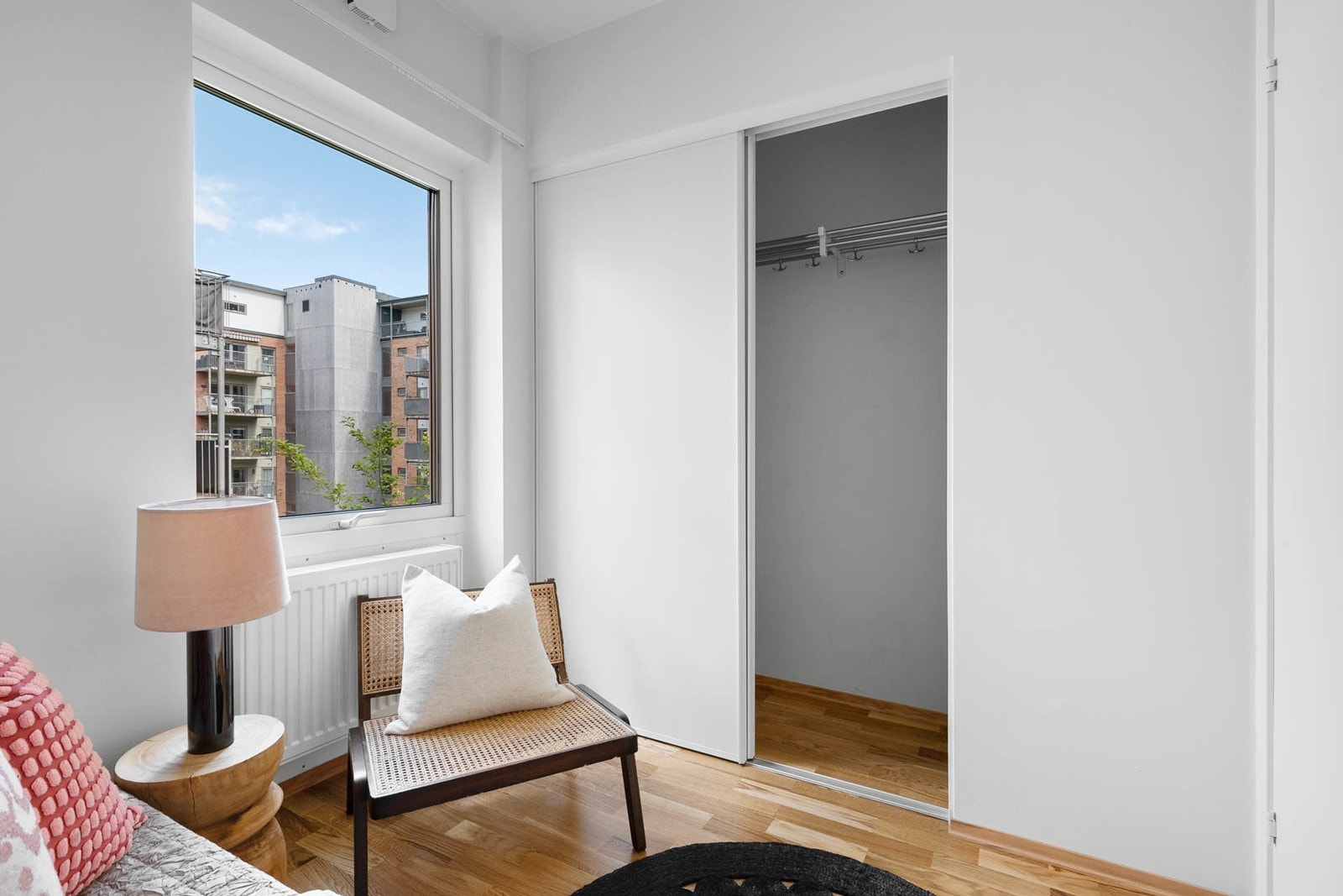 Soverom 2 med garderobeskap Galleribilde