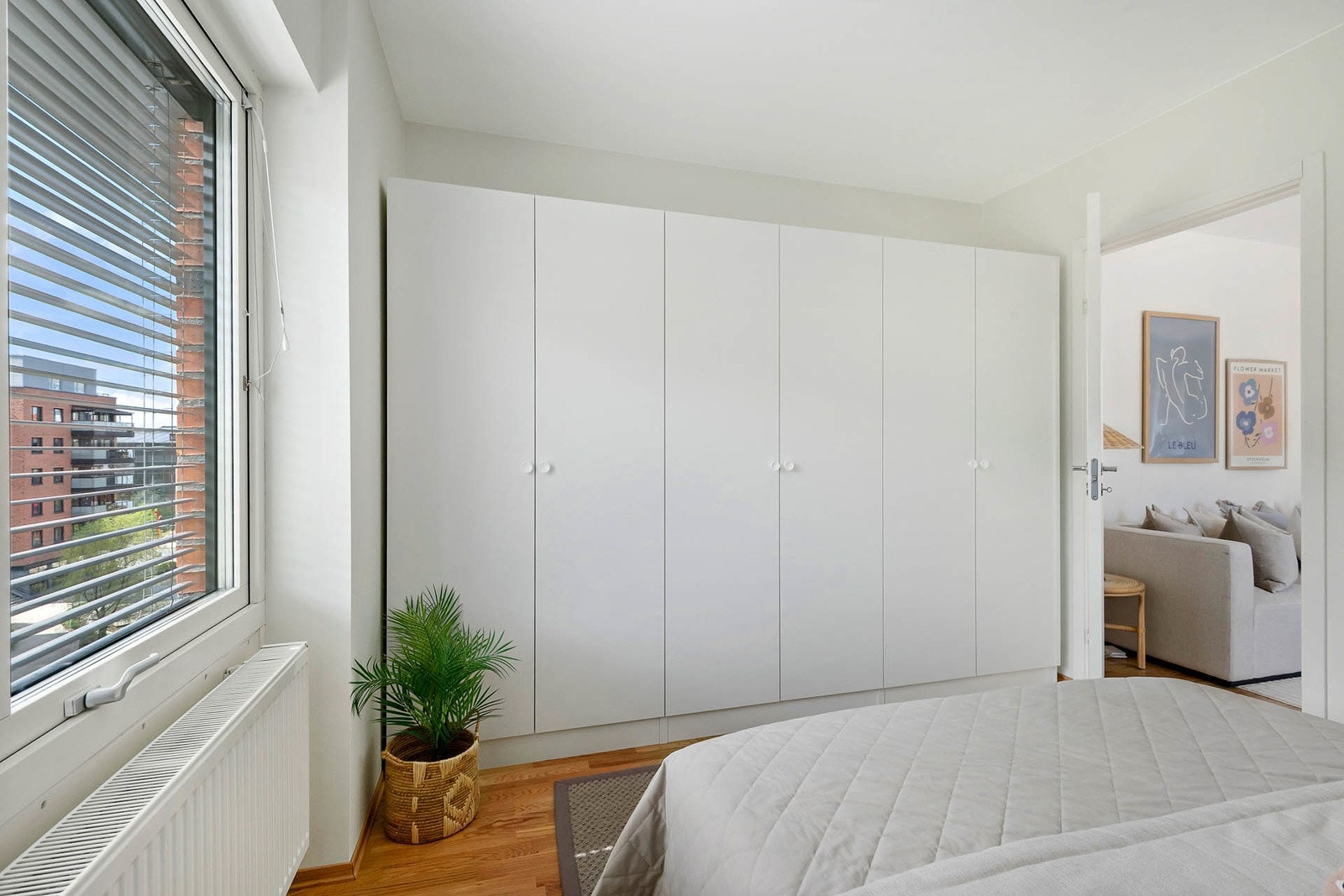 Soverom med garderobeskap Galleribilde