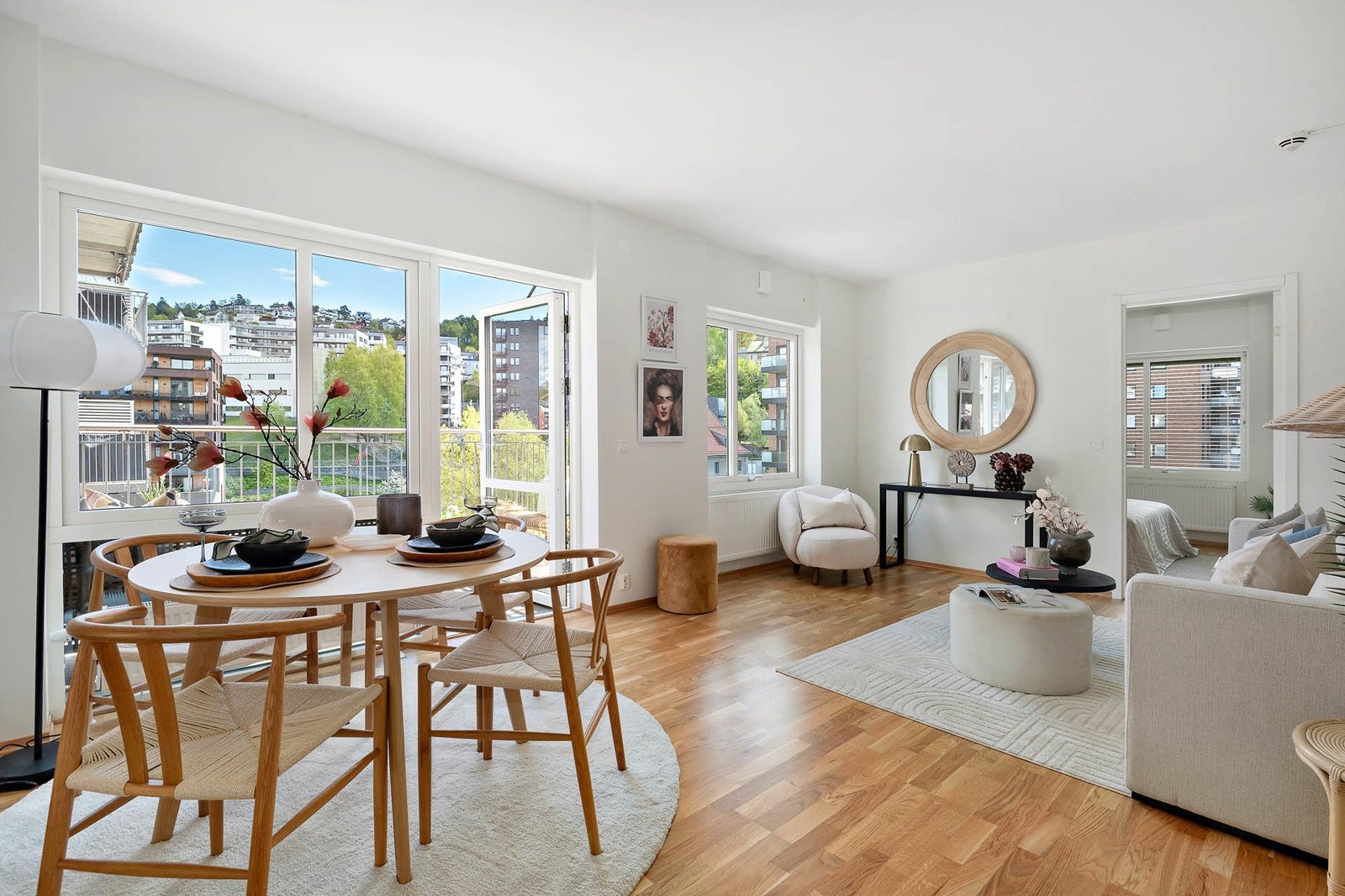 Store vindusflater og god takhøyde som gir god romfølelse. Galleribilde