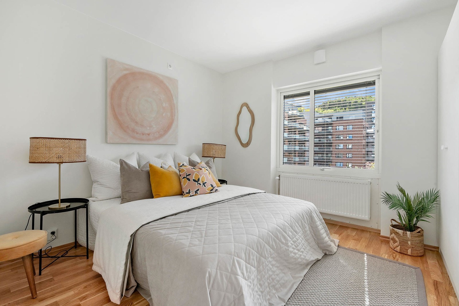 Soverom 1 med god plass til dobbeltseng Galleribilde