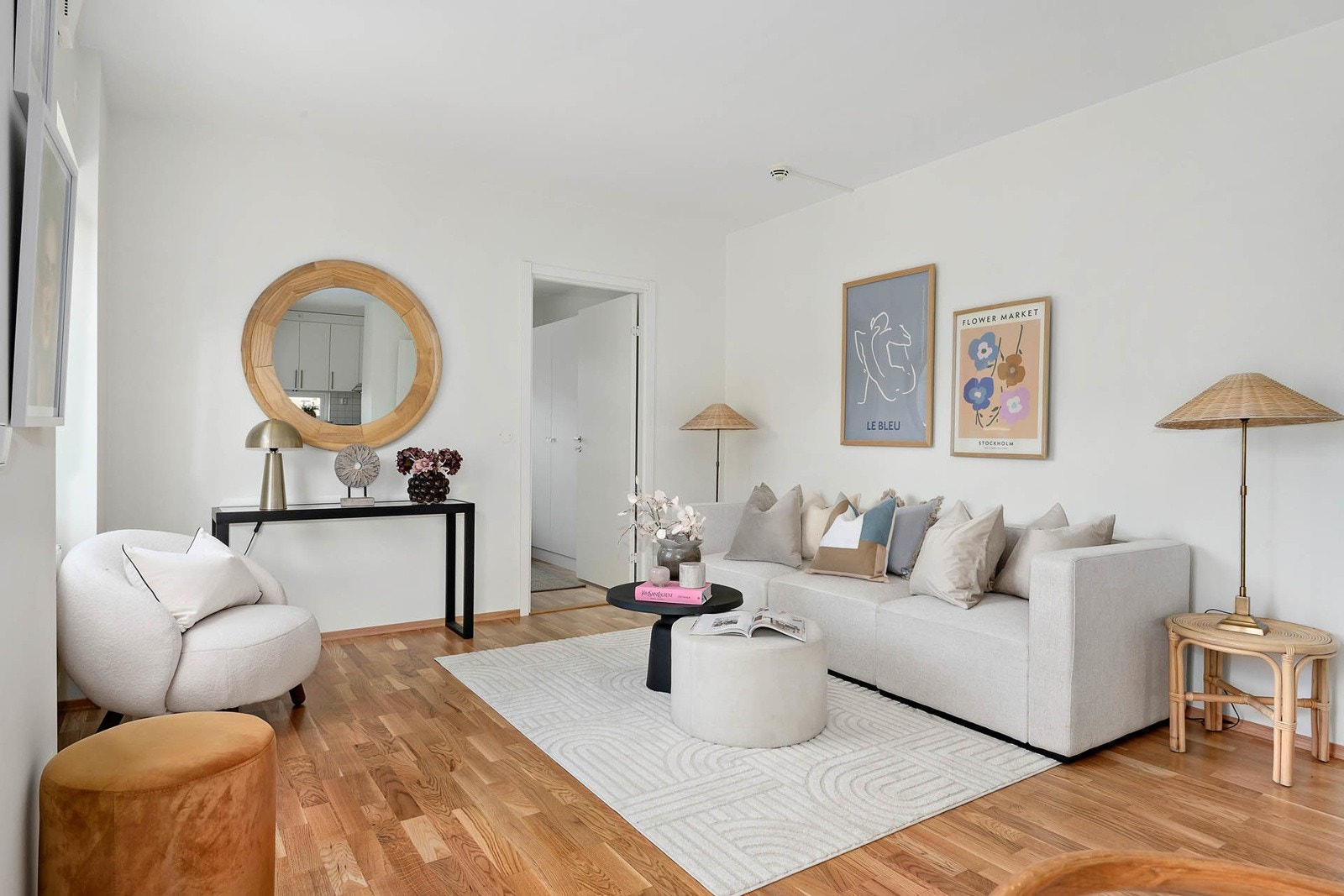 Stue med god plass til sofagruppe Galleribilde