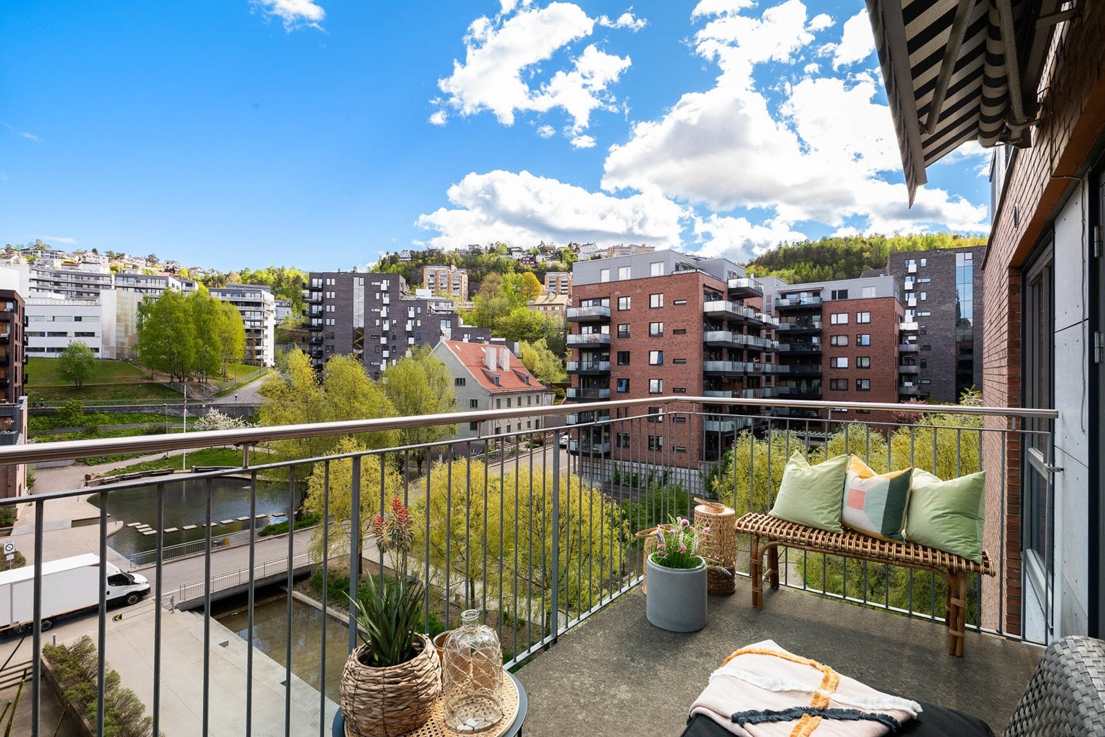 Velkommen på visning i Turbinveien 7. Romslig balkong 8m² med koselig utsyn Galleribilde