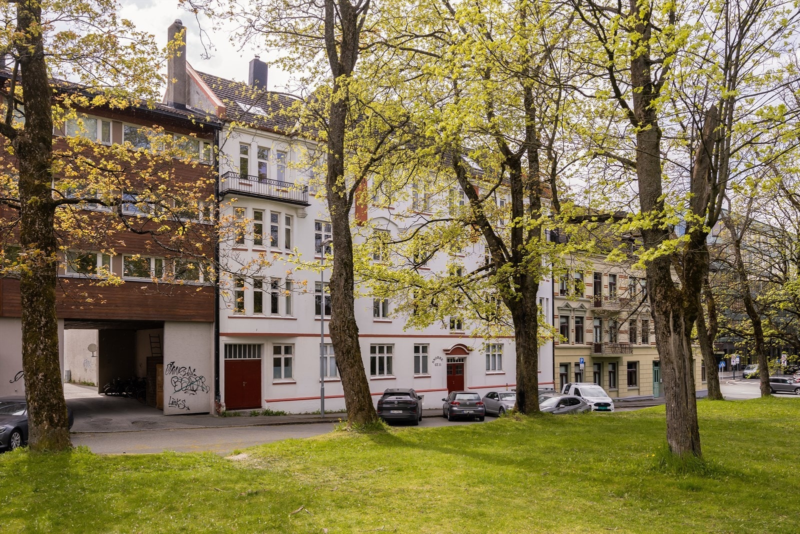 Leiligheten ligger i 4.etasje og byr dermed på lite innsyn. Det er mulighet for soneparkering like utenfor leiligheten, til en kostnad på ca. 700 kr/mnd. Det er også sykkelparkering i bakgården. Galleribilde