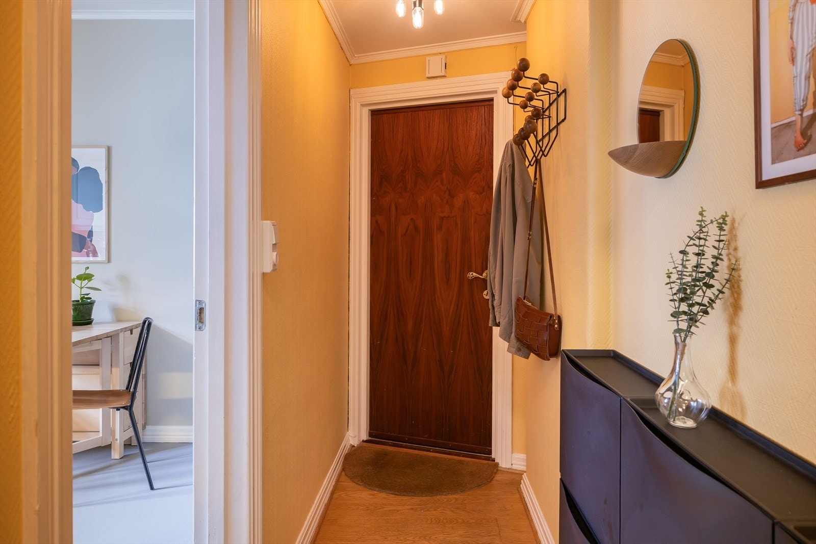 Entréen er på 9,5 m² og fungerer som leilighetens knutepunkt. Galleribilde