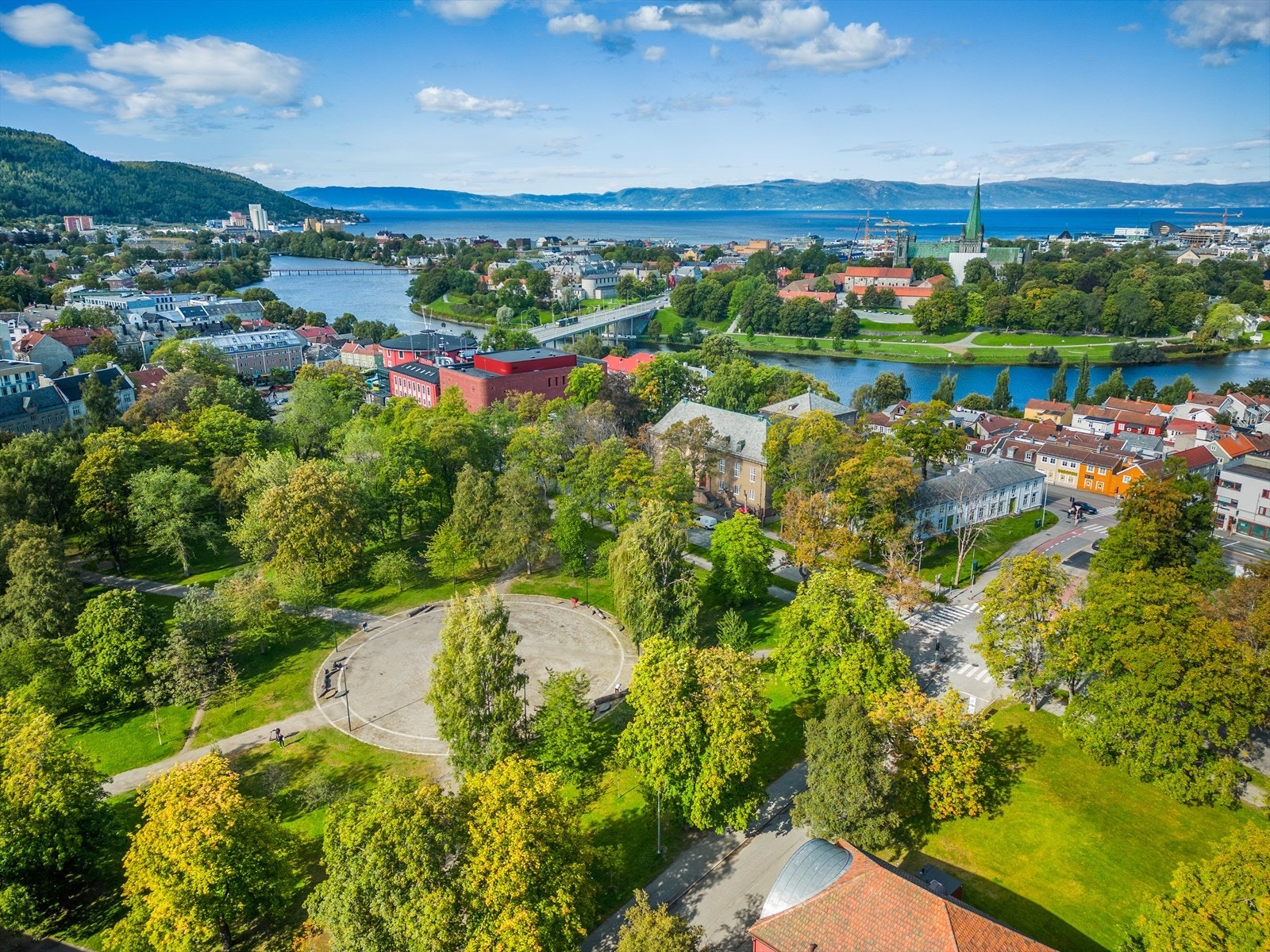 Elgeseter park på sommerstid. Det er et populært oppholdssted på sommeren til blant annet soling og grilling. Galleribilde