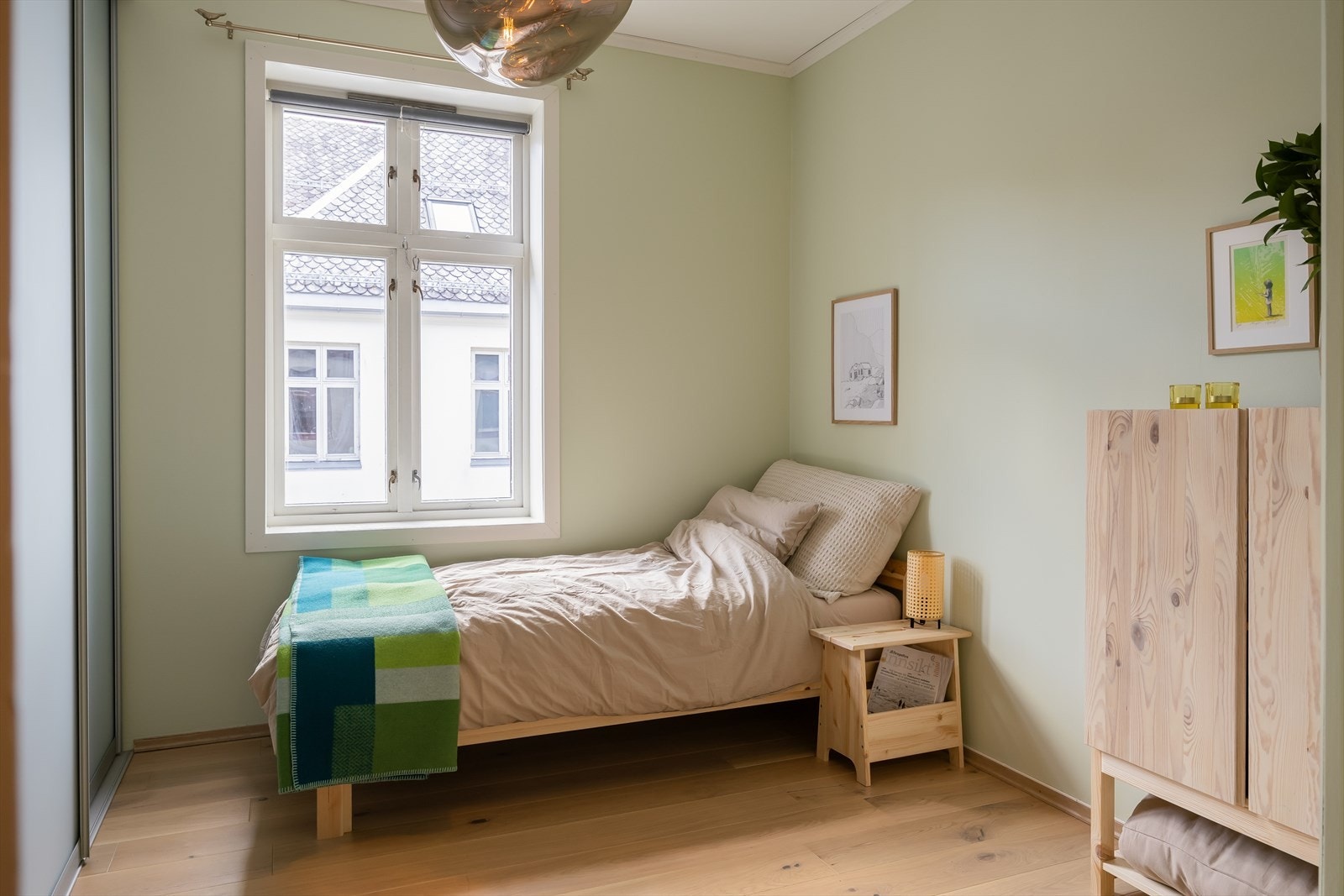 Leiligheten byr på to soverom, hvorav det ene er på 11,1 m² og det andre på 10 m². Galleribilde