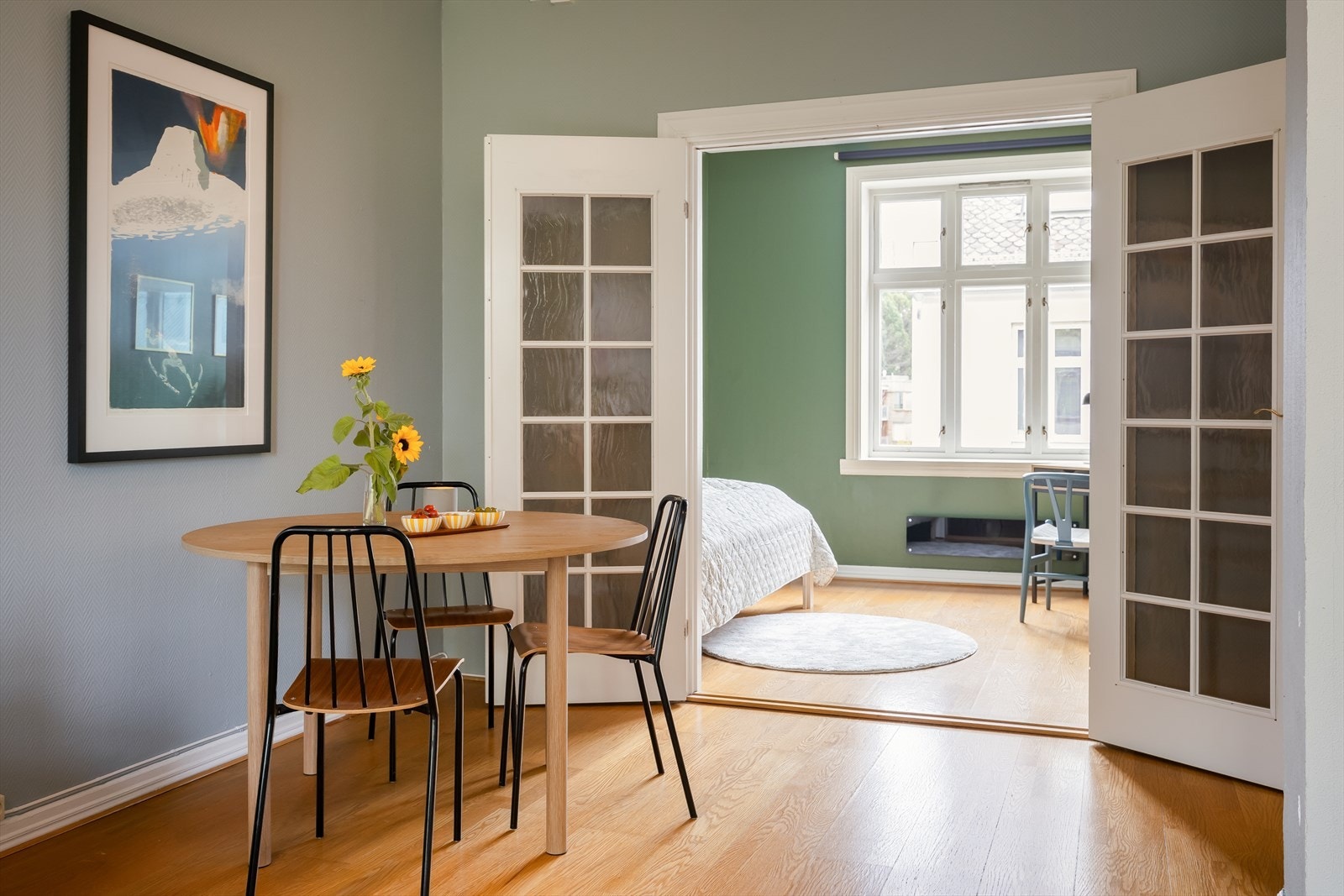 Begge soverommene vender inn mot bakgård. Galleribilde