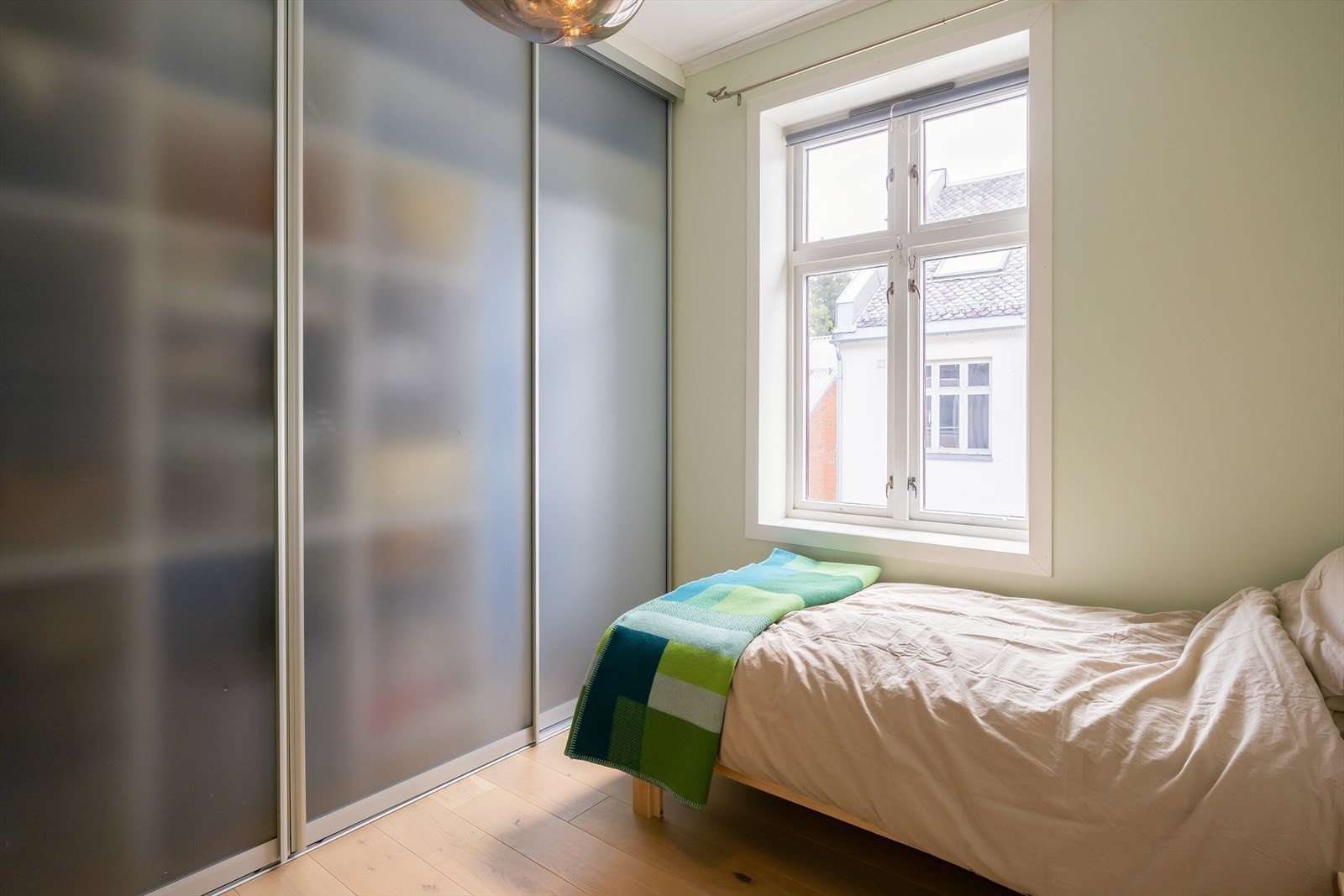 Dette er det største av soverommene og har en praktisk skyvedørsgarderobe fra 2018 som medfølger handelen. Samtidig ble det lagt nytt gulv, veggene ble pusset opp og det elektriske på rommet ble oppgradert. Galleribilde