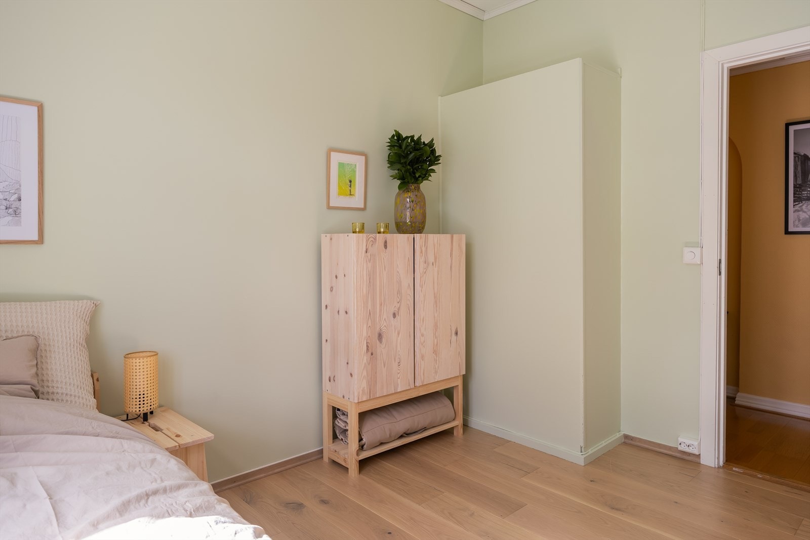 Her er det god plass til dobbeltseng med tilhørende møblement. Galleribilde
