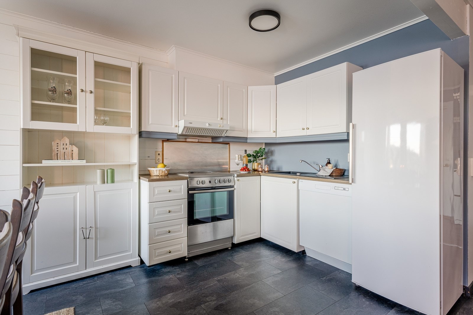 Kjøkkenet har godt med skapplass Galleribilde