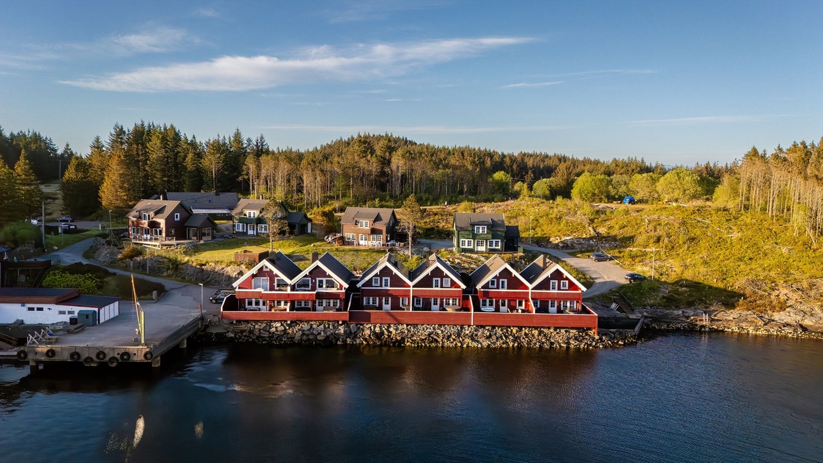 Rorbuen har en lun og fin beliggenhet i en vik på Kvalheimsneset. Galleribilde