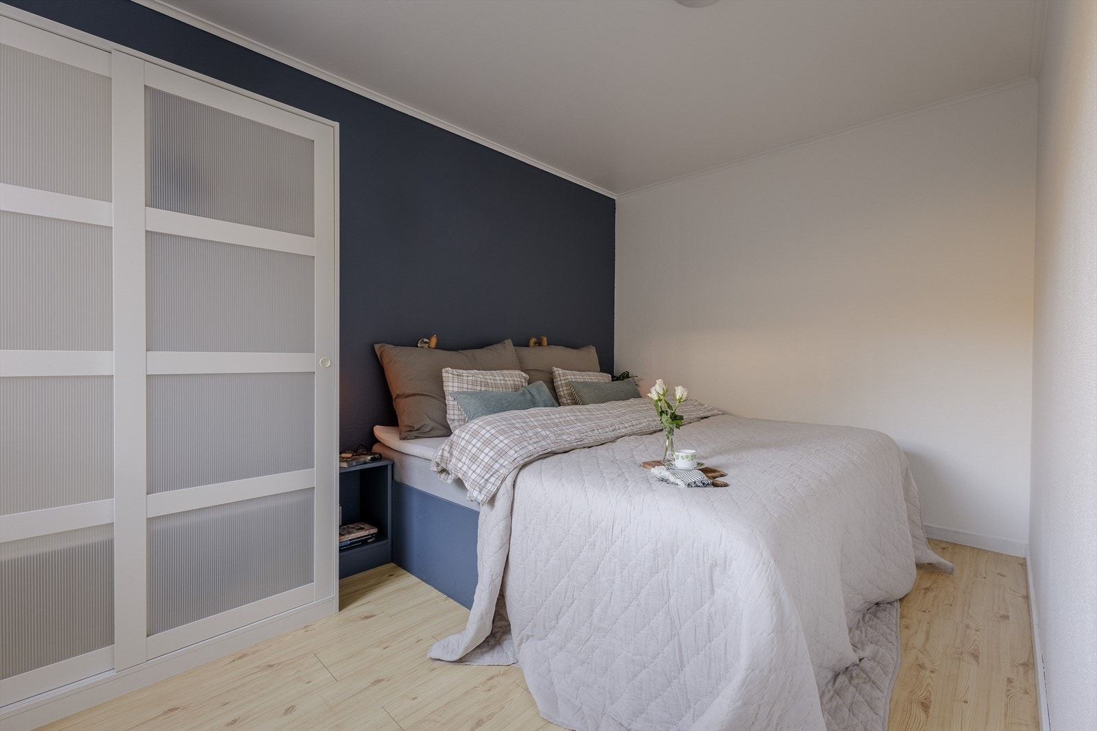 Rorbuen har totalt 4 soverom. Dette er malt i harmoniske og pene farger og har plass til dobbelseng og garderobe Galleribilde