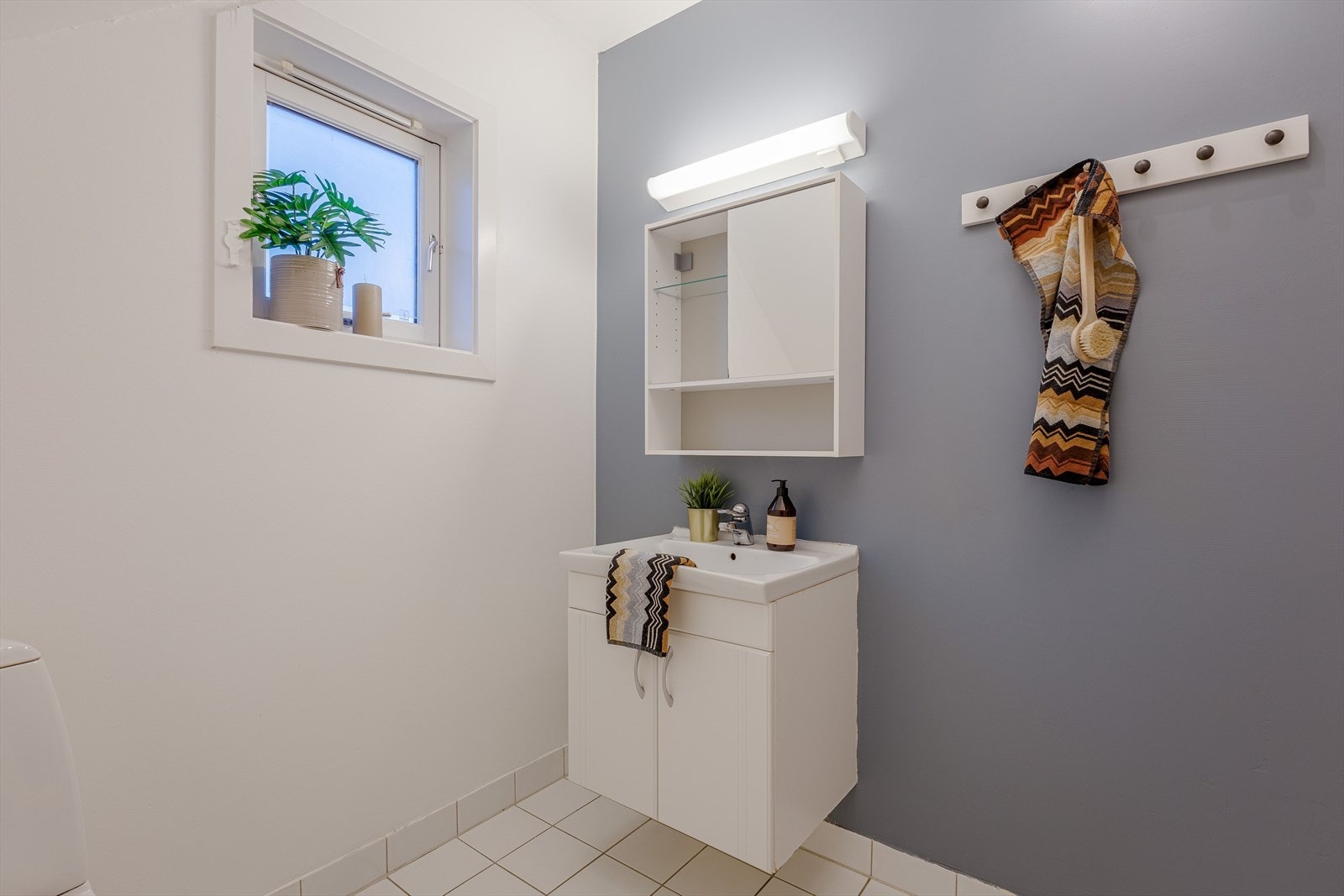 Bad i fine farger med lys baderomsinnredning Galleribilde