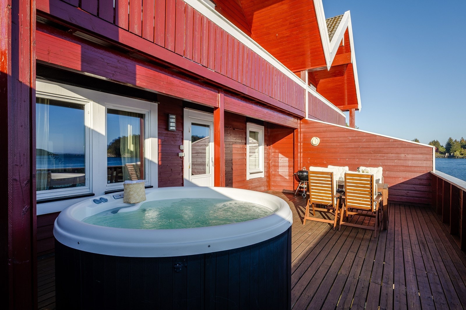 Stor og fin terrasse med boblebad og plass til ønsket utemøblement Galleribilde