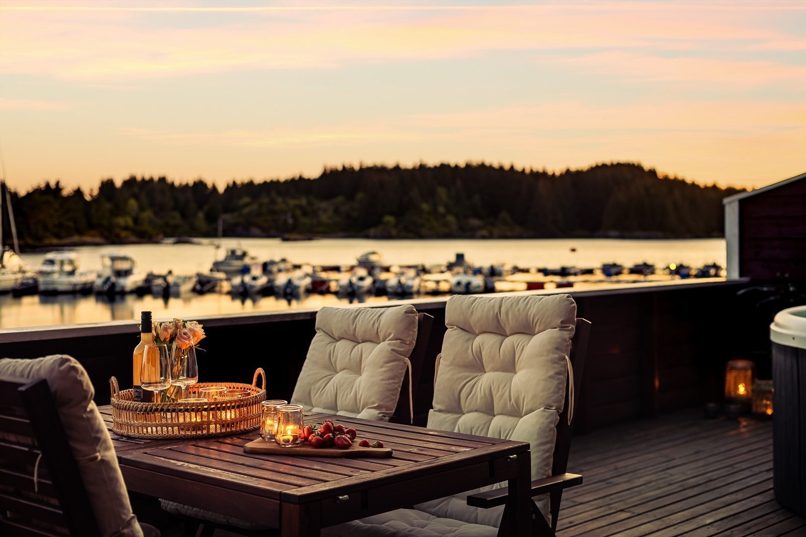 Eiendommen ligger helt i sjøkanten og har 2 store terrasser Galleribilde