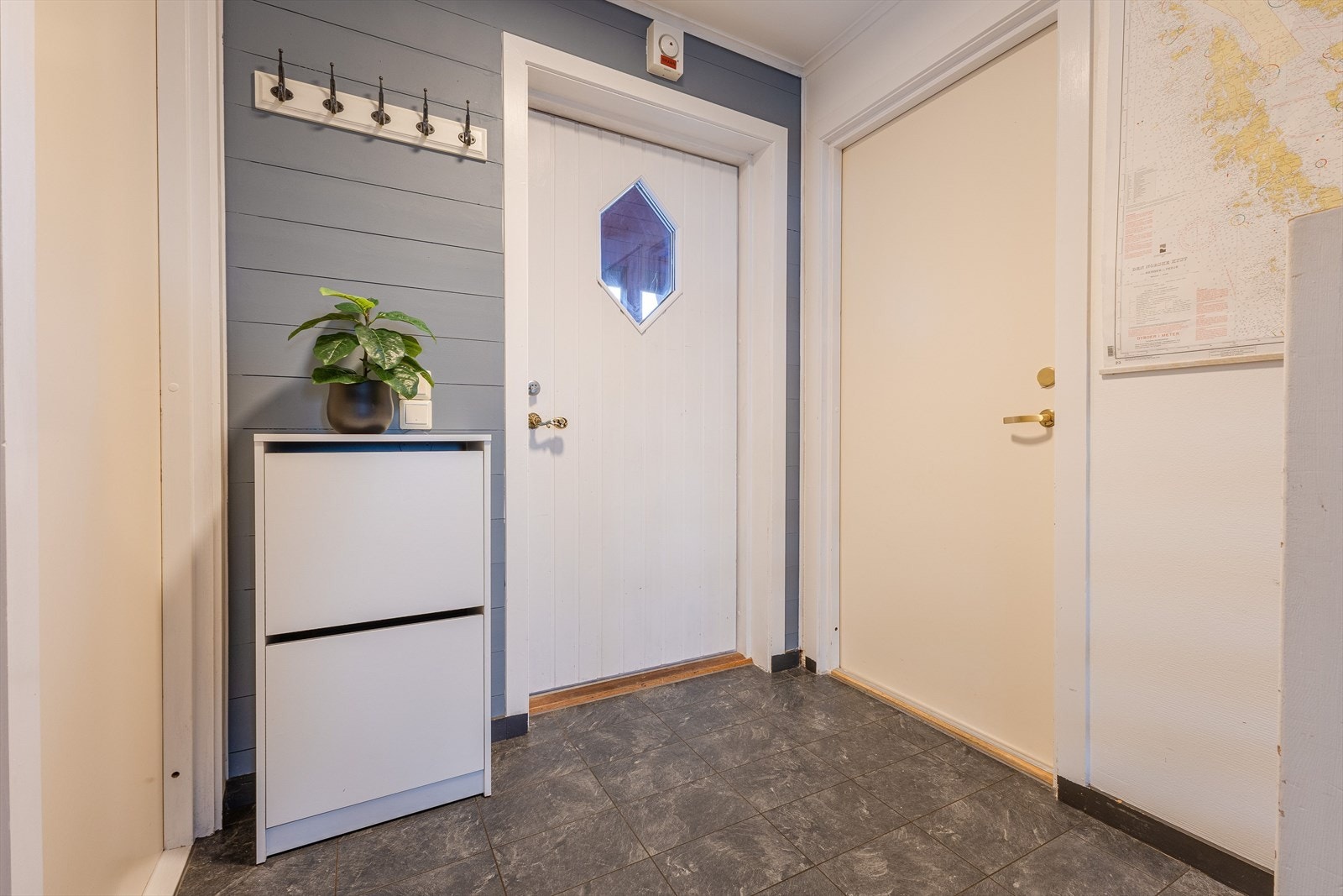 Entrè med plass til klesoppbevaring Galleribilde