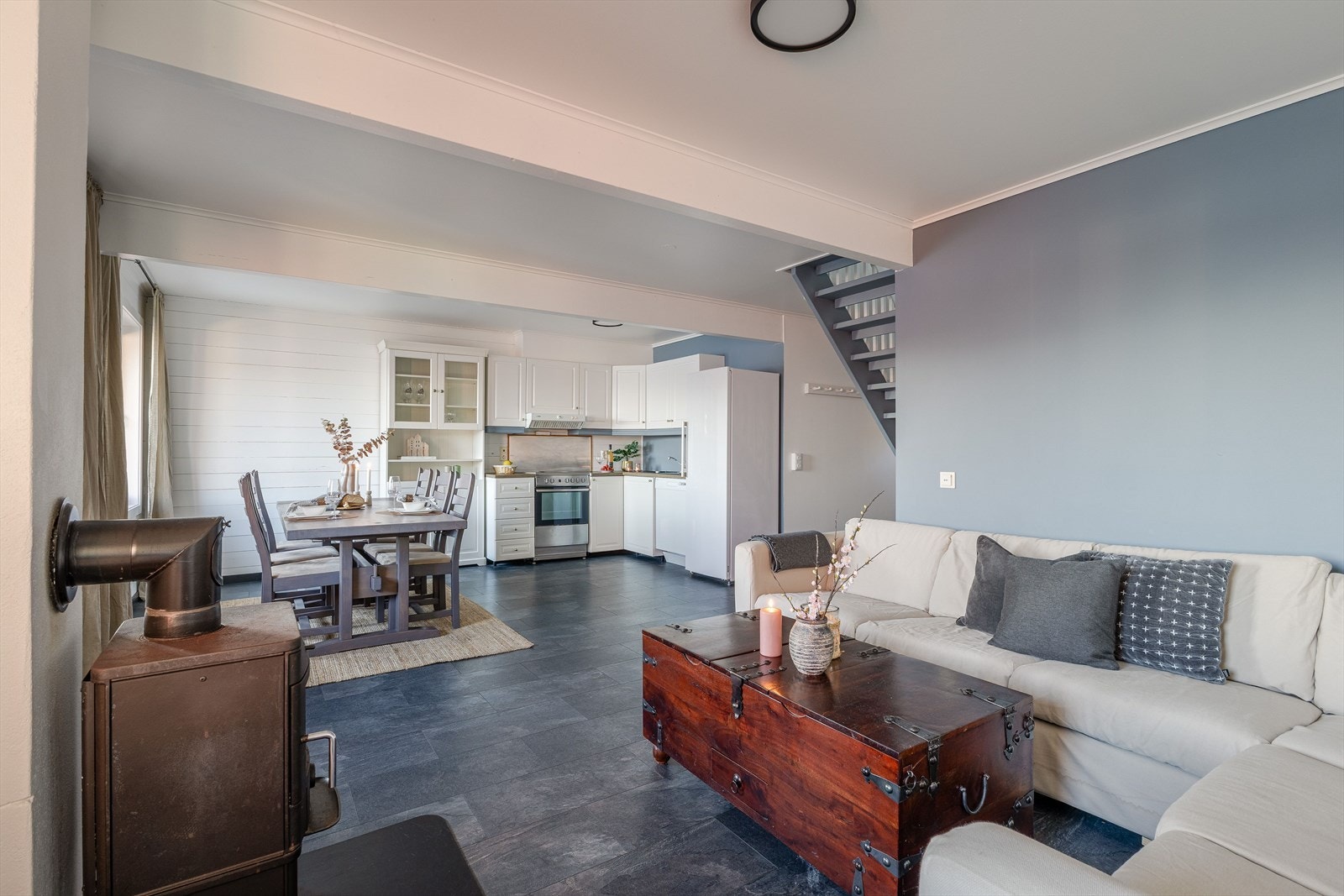 I 1.etasje er det en stor stue med åpen kjøkkenløsning Galleribilde