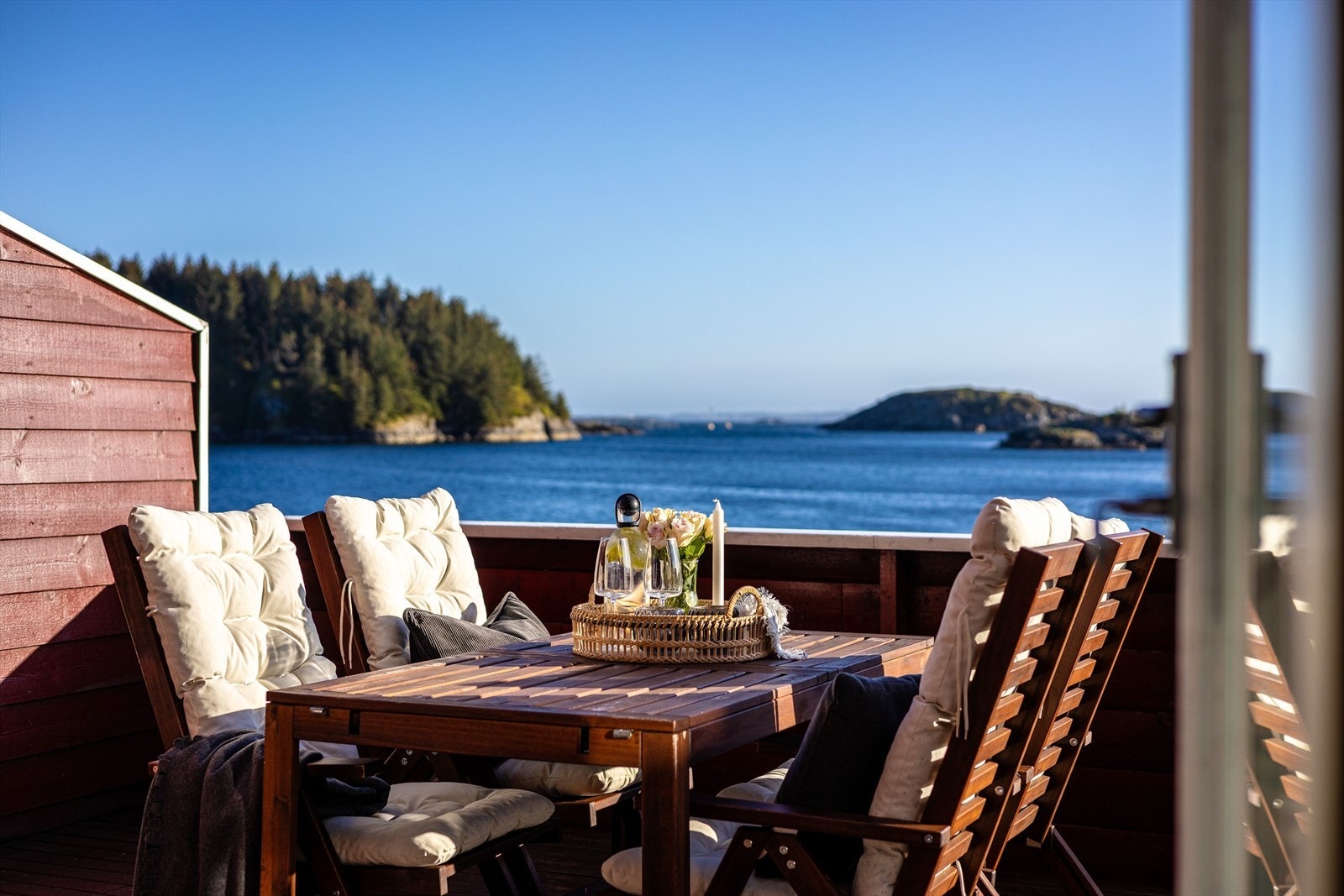 Her kan du nyte kaffekoppen i deilig sjøluft. Galleribilde