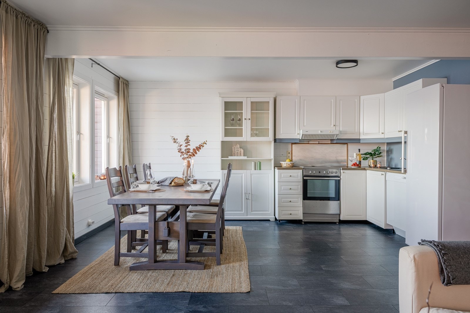 Lyst og pent kjøkken med hvite profilerte fronter Galleribilde