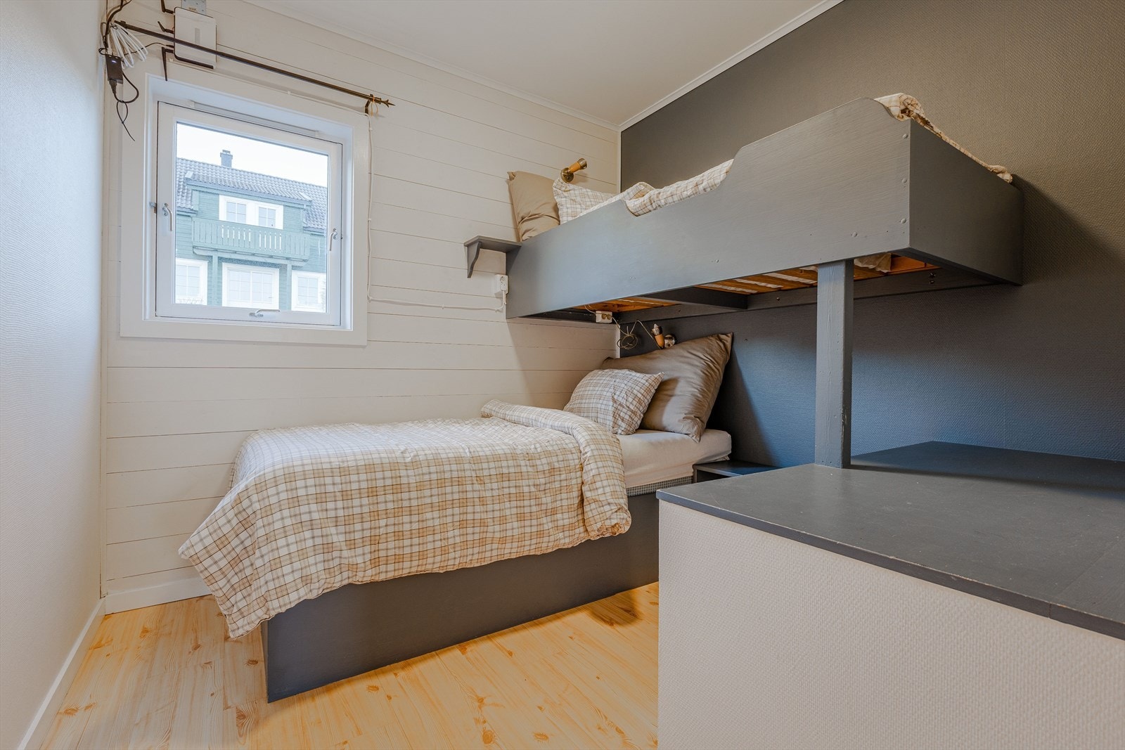 Eiendommen har godt med sengeplasser, her er det innebygget sengeløsninger Galleribilde